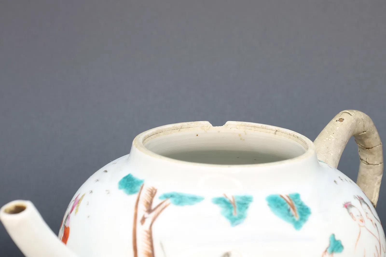 Antique 18th Century Canton Chinese Exports, A Semi Porcelain Tea Pot With Unusual Repairs, Museography Interest, Rare Work Of Restoration