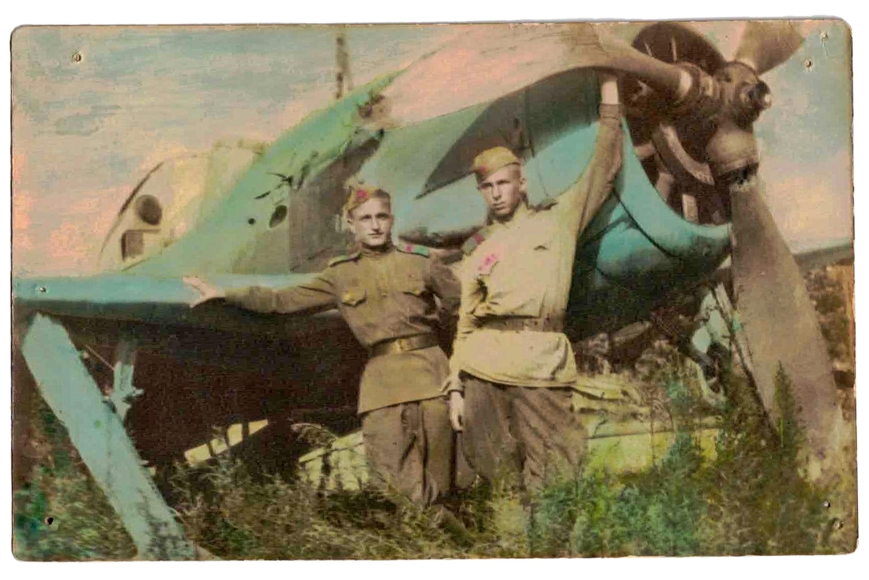 Original 1944 Photograph Depicting Soviet Soldiers Next To A German Focke Wulf Fw 190, Wurger Fighter Aircraft, USSR Historical Documents