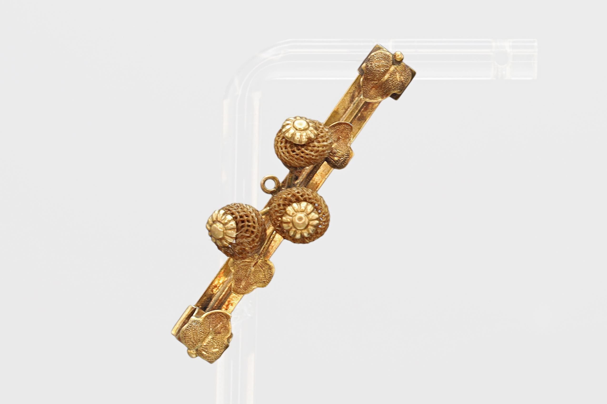 Victorian Era 12 Karats Gold Jewelry, Braided Ivy Flowers And Vine, Memento Mori Brooch Pin, Dated As 1880s England UK, Fashion Accessoires