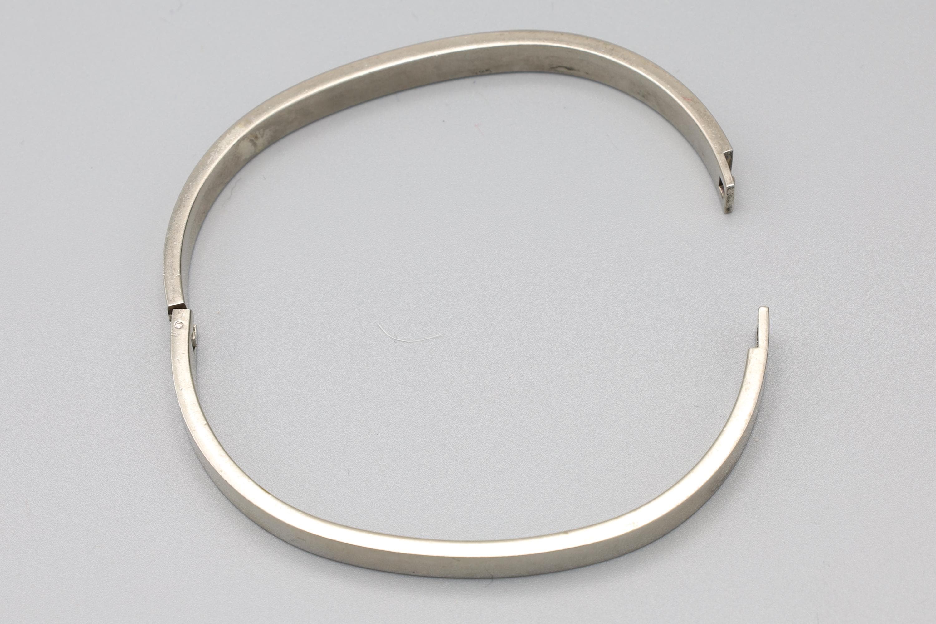 Modernist Square Bangle Bracelet Made Out 925 Sterling Silver, Round Edges And Hinged, Weight 23 Grams, Vintage Jewelry
