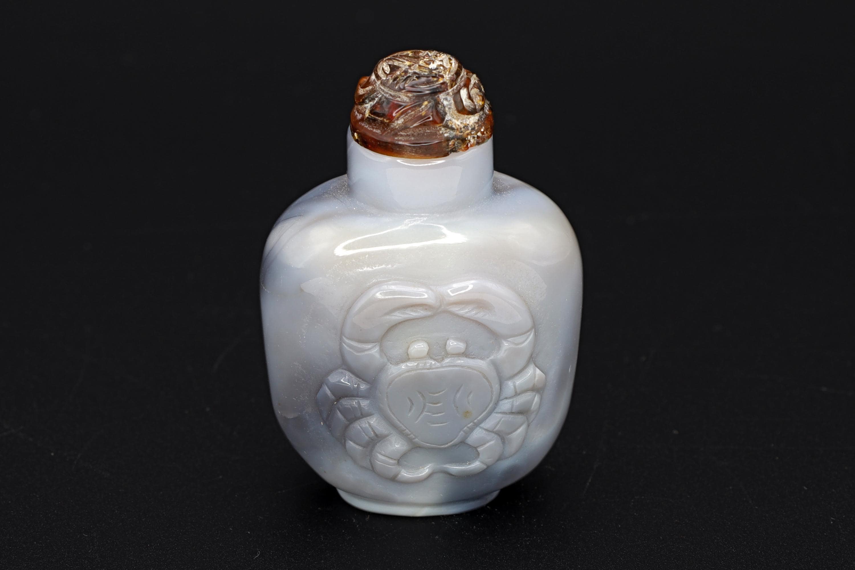 Early 20th Century Snuff Bottle, Lucky Crab On Carved Agate Stone, Perfume Bottle With Amber Stopper. Oriental Arts Tobacciana Collectibles