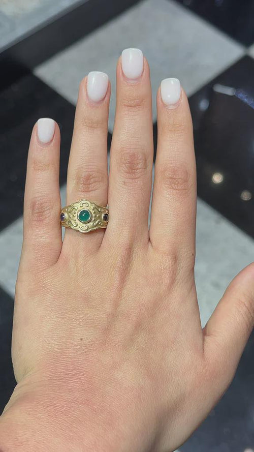 14 Karat Yellow Gold Ring Size 6 With Emerald And Amethyst Cabochons, Weight 8 Grams