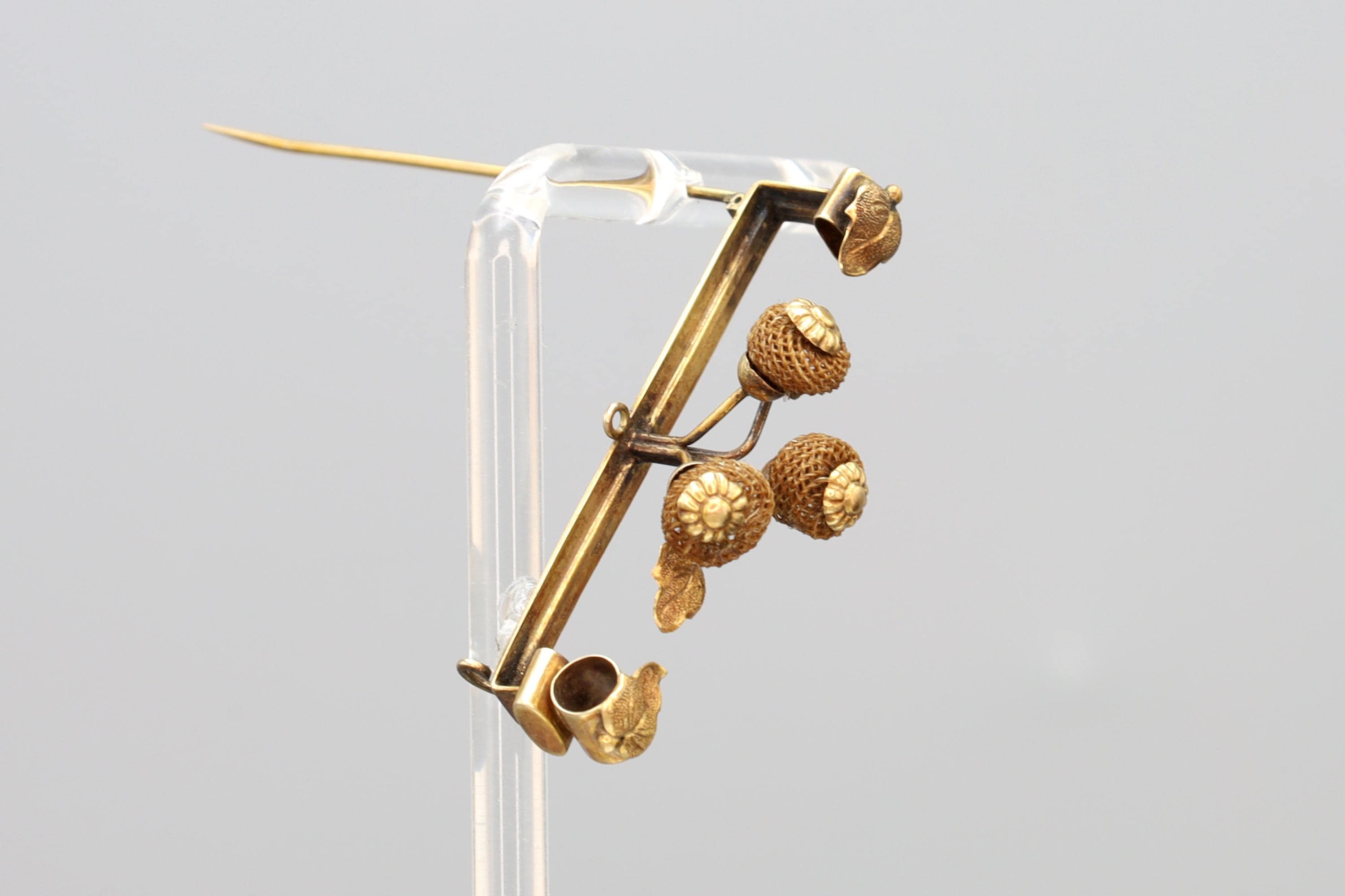 Victorian Era 12 Karats Gold Jewelry, Braided Ivy Flowers And Vine, Memento Mori Brooch Pin, Dated As 1880s England UK, Fashion Accessoires
