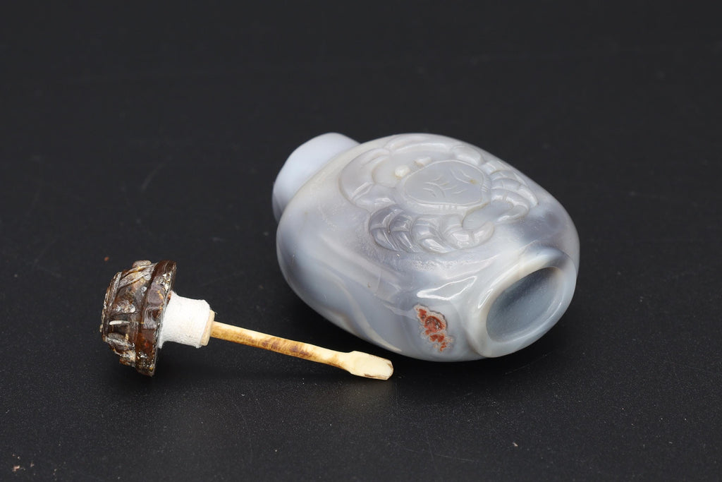 Early 20th Century Snuff Bottle, Lucky Crab On Carved Agate Stone, Perfume Bottle With Amber Stopper. Oriental Arts Tobacciana Collectibles