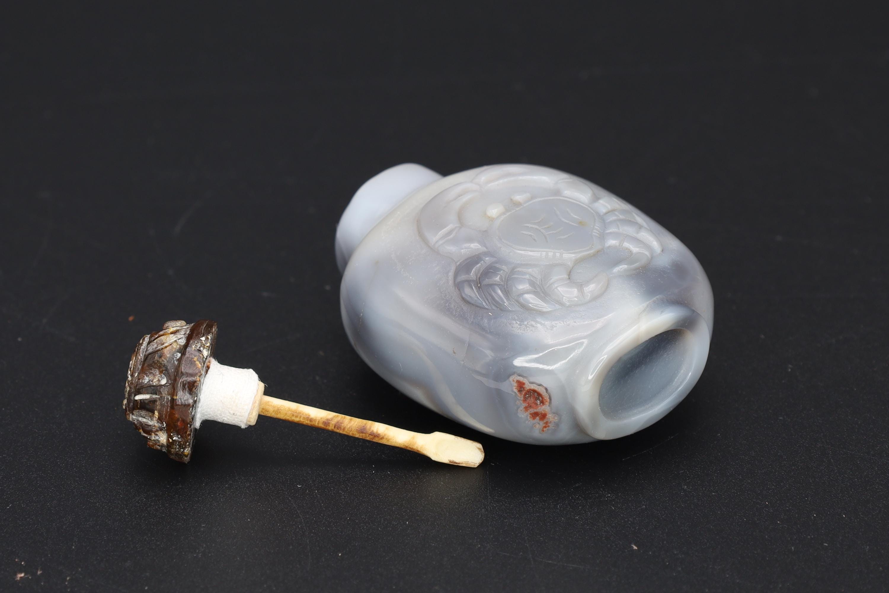 Early 20th Century Snuff Bottle, Lucky Crab On Carved Agate Stone, Perfume Bottle With Amber Stopper. Oriental Arts Tobacciana Collectibles