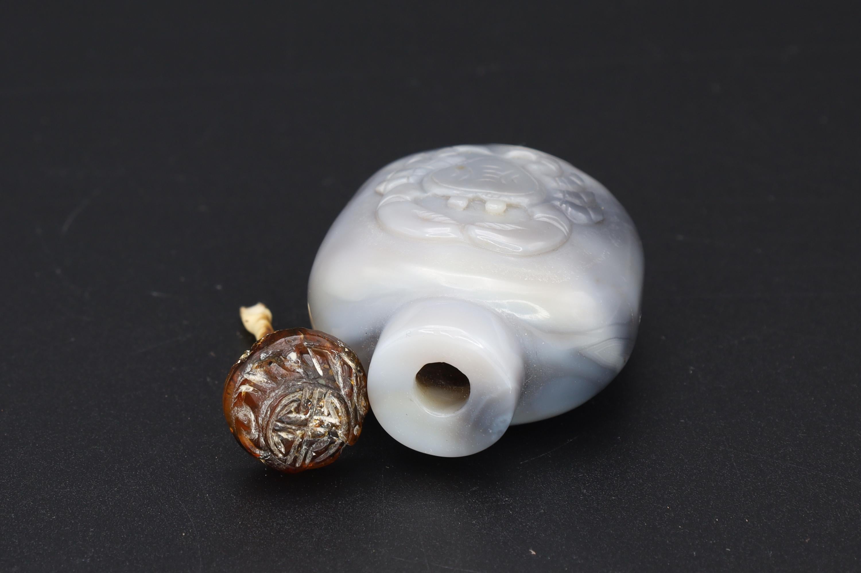 Early 20th Century Snuff Bottle, Lucky Crab On Carved Agate Stone, Perfume Bottle With Amber Stopper. Oriental Arts Tobacciana Collectibles