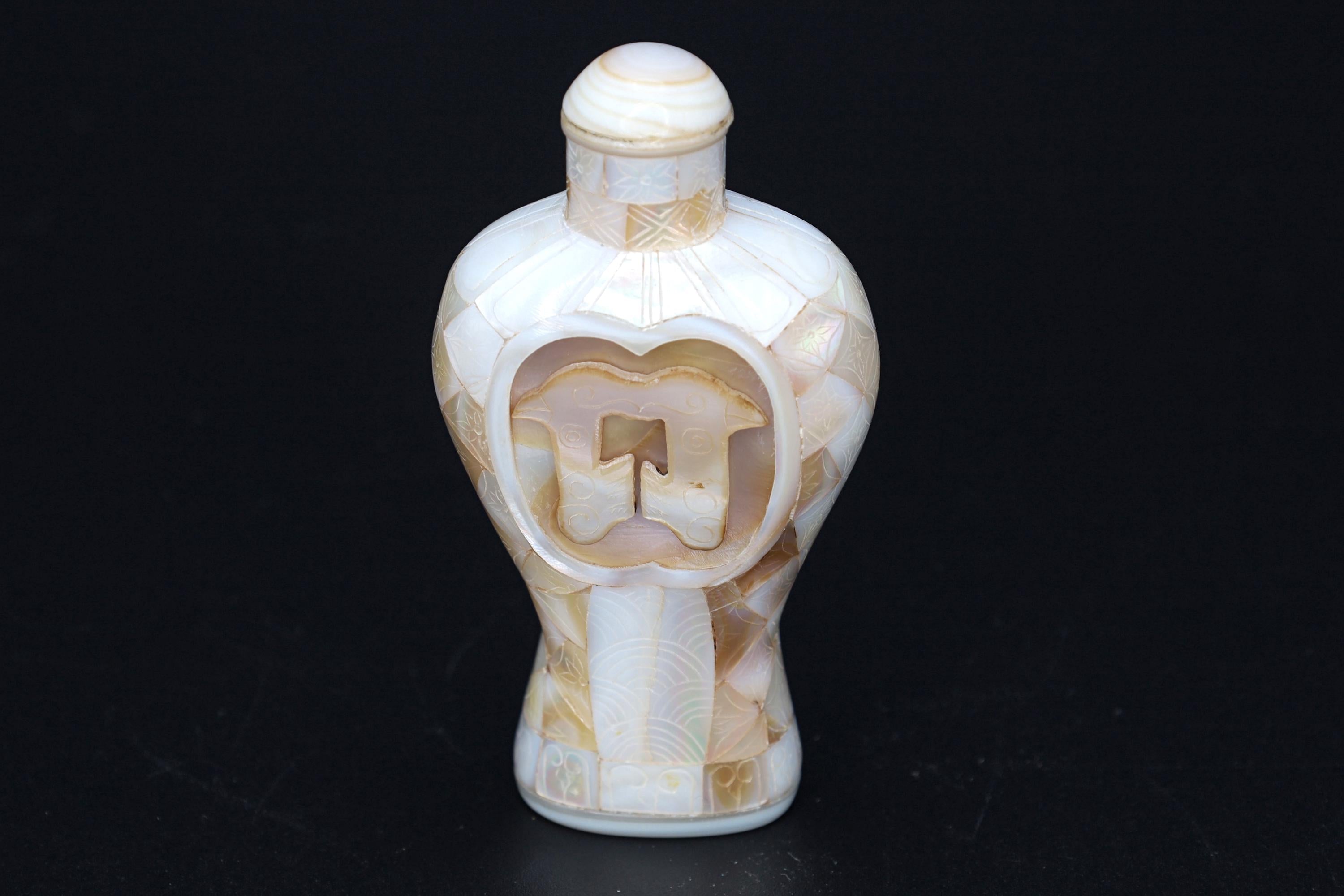 Antique Early 20th Century Hand Carved Mother Of Pearl Snuff Bottle, China Republic Period, Art Deco Style, Oriental Arts, Tobacciana