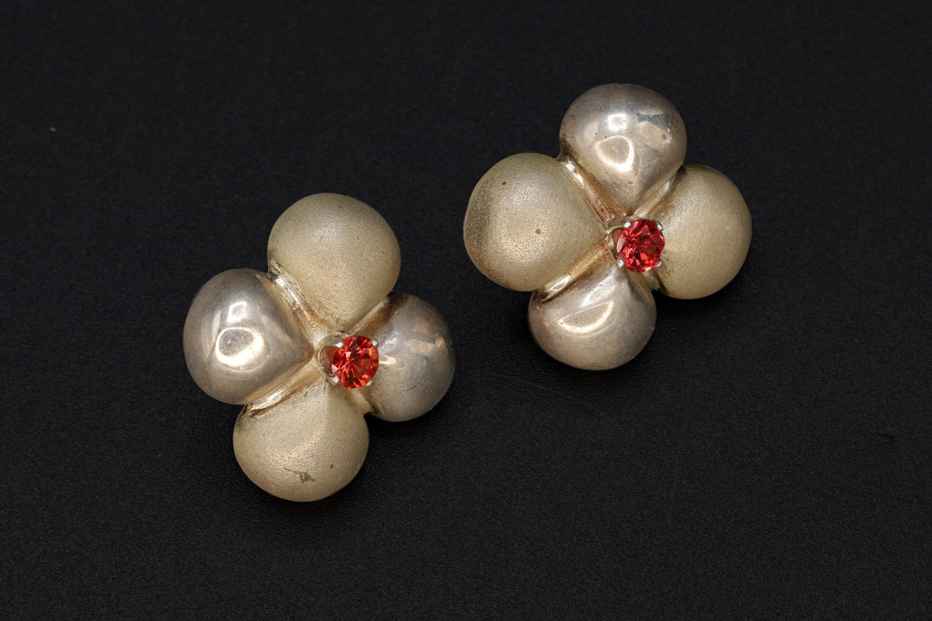 Art Deco Stud Earrings, Brushed 925 Sterling Silver And Faceted Red Garnet, A Dome Lobulated Studs, Retro Ca 1950s Jewelry