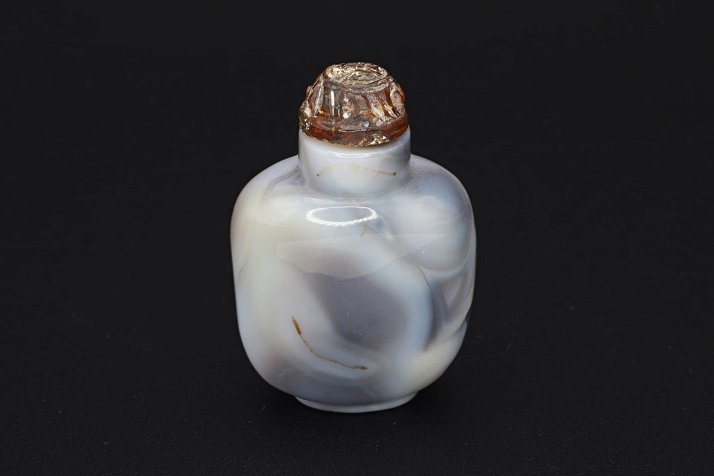 Early 20th Century Snuff Bottle, Lucky Crab On Carved Agate Stone, Perfume Bottle With Amber Stopper. Oriental Arts Tobacciana Collectibles