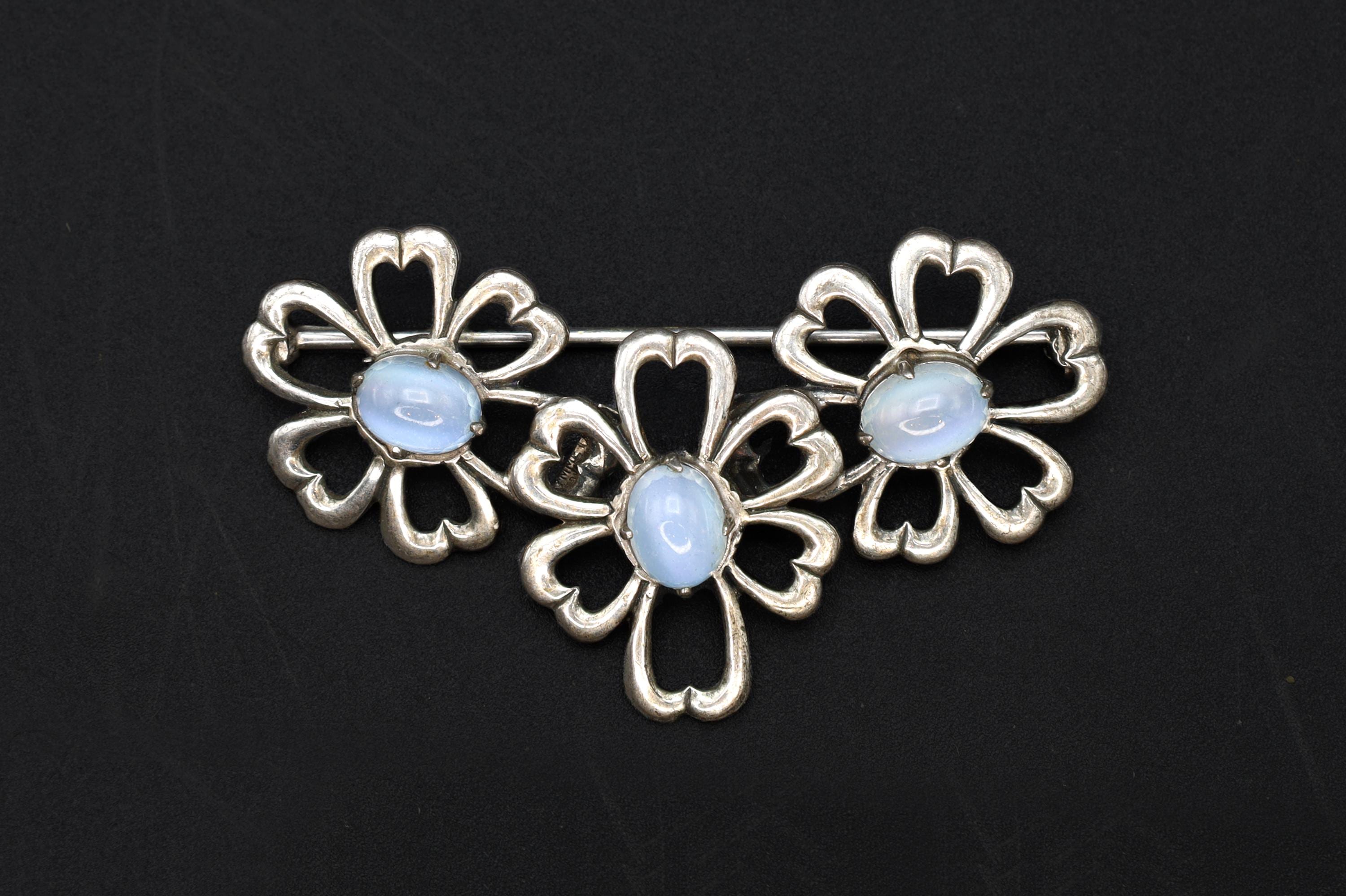 Mid Century WE Richards Jewelry, A Floral Design Brooch Pin, Sterling Silver And Moonstone Cabochons, Hallmarks, Retro American Fashion