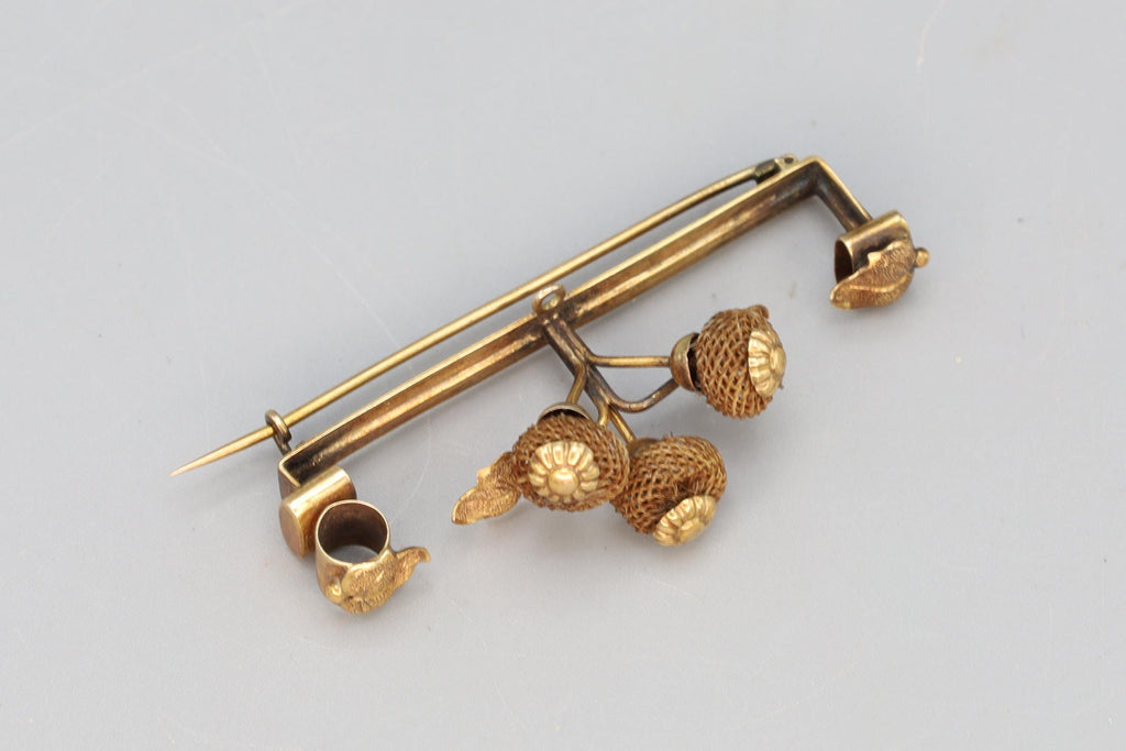 Victorian Era 12 Karats Gold Jewelry, Braided Ivy Flowers And Vine, Memento Mori Brooch Pin, Dated As 1880s England UK, Fashion Accessoires